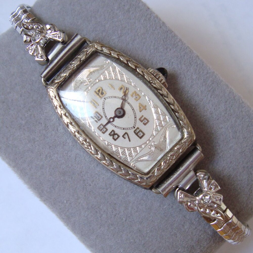 VINTAGE LADY WIND UP DECO NO NAME,15 JEWELS MOVEMENT, RUN GREAT